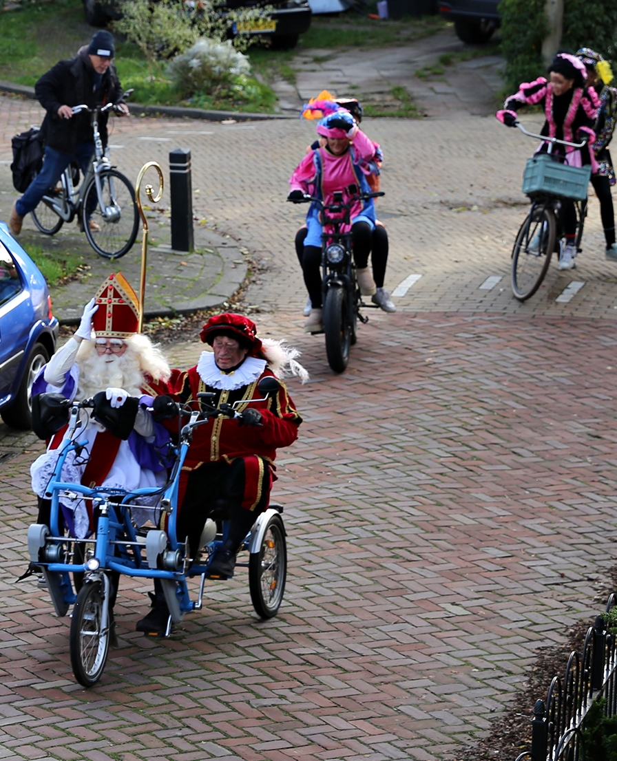 Sinterklaas met Piet op de fiets